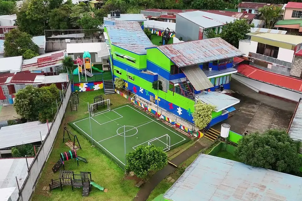 Vista aérea de la sede de Preescolar y Primaria con su cancha