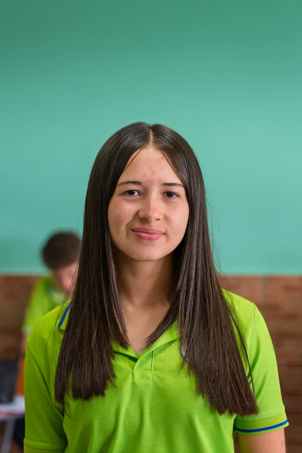 Estudiante de Secundaria sonriendo en su aula