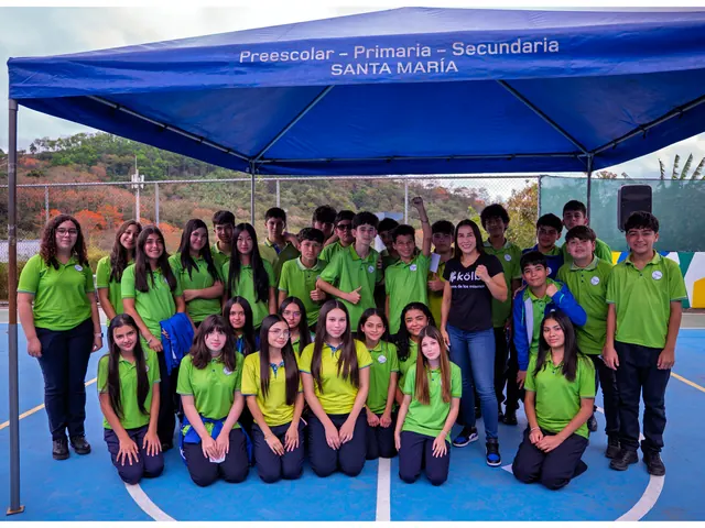 Estudiantes de Secundaria reunidos bajo el toldo del colegio en la cancha