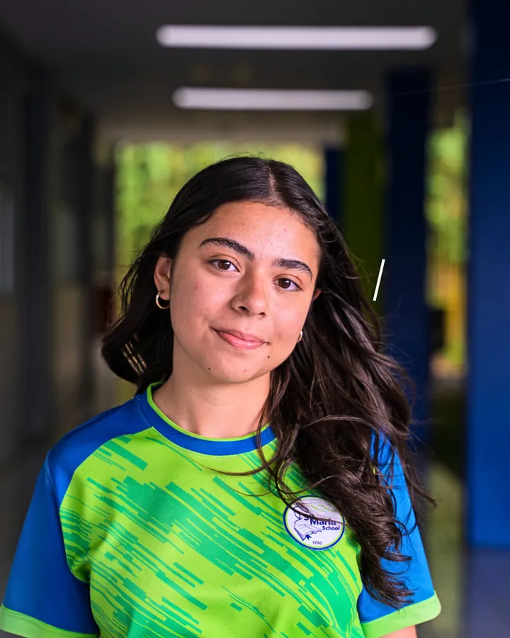 Estudiante de Secundaria en un pasillo del colegio