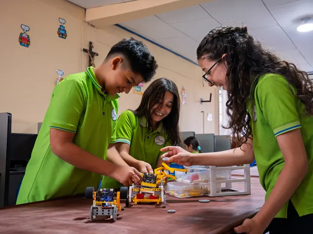 Estudiantes armando un robot en la clase de robótica