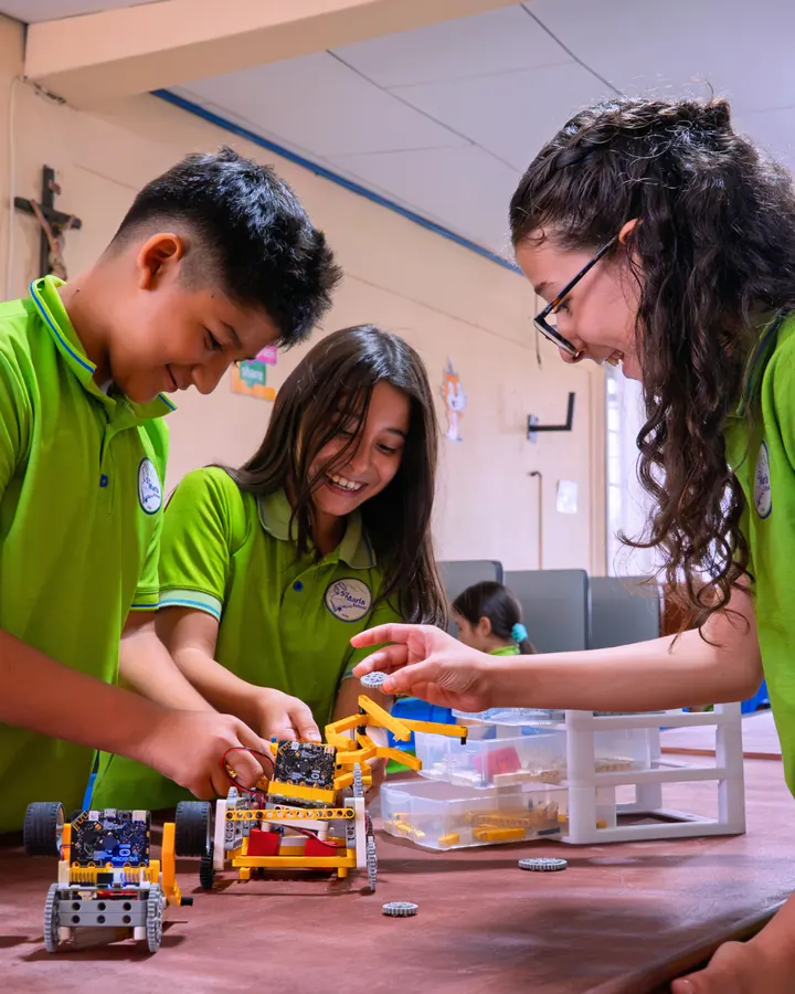 Estudiantes de Secundaria armando un robot en clase